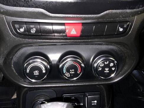 Used 2017 Jeep Renegade Latitude w/ Cold Weather Group image 18