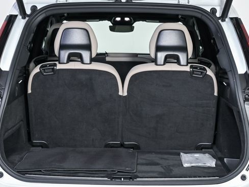 Certified 2025 Volvo XC90 B6 Plus image 31