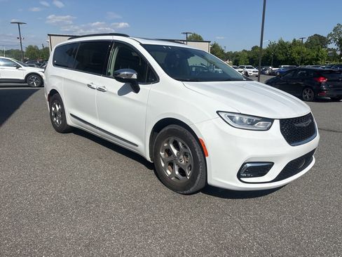 Used 2023 Chrysler Pacifica Limited FWD image 9