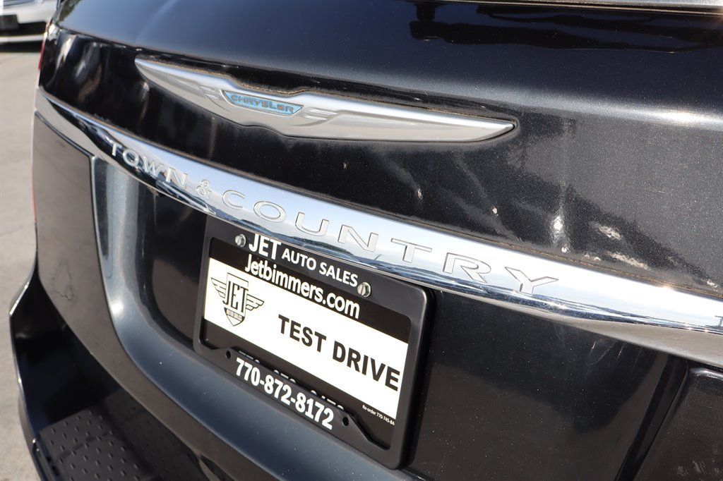 Used 2016 Chrysler Town & Country Touring FWD image 10