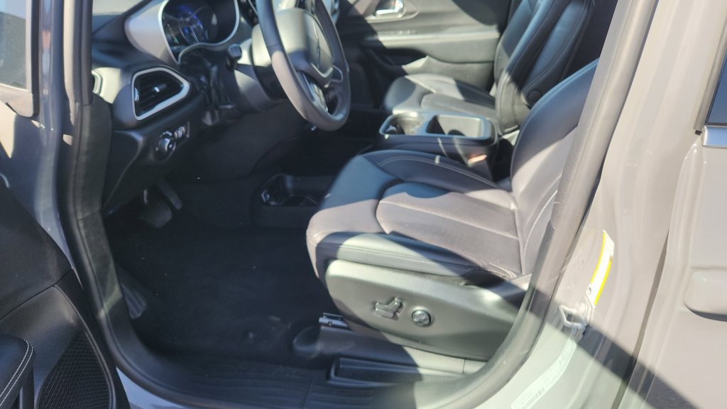 Used 2025 Chrysler Pacifica Select FWD image 17