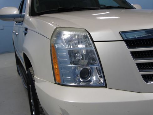 Used 2007 Cadillac Escalade AWD w/ Climate Package image 33
