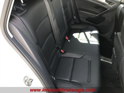 Used 2017 Volkswagen Golf SE image 21