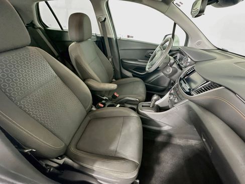 Used 2022 Chevrolet Trax LS w/ Tint and Cruise Package FWD image 29