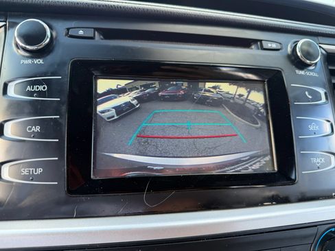 Used 2017 Toyota Highlander LE FWD image 22