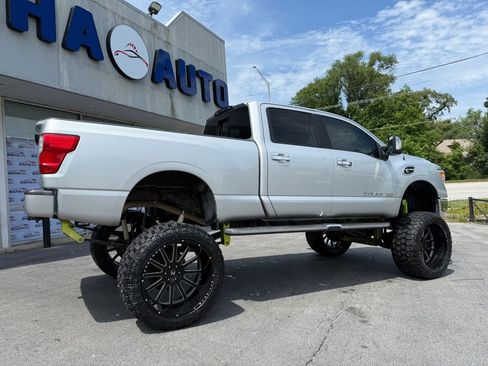 Used 2017 Nissan Titan SL image 17