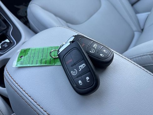 Used 2019 Jeep Cherokee Limited AWD/4WD image 57