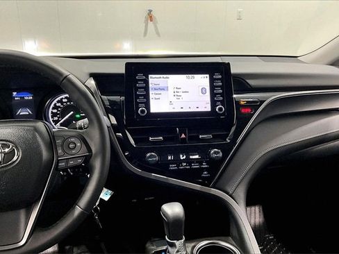 Used 2024 Toyota Camry SE image 9