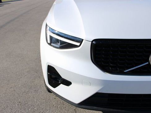 Used 2025 Volvo XC40 B5 Plus image 42
