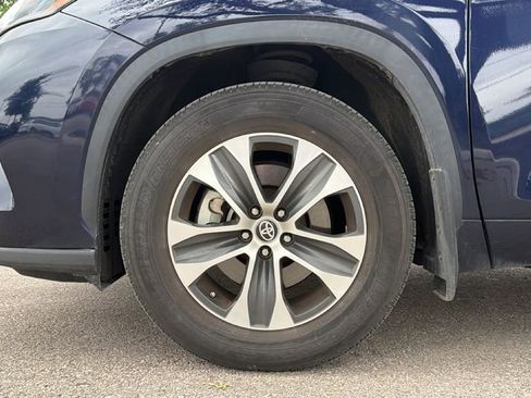 Used 2023 Toyota Highlander XLE FWD image 12