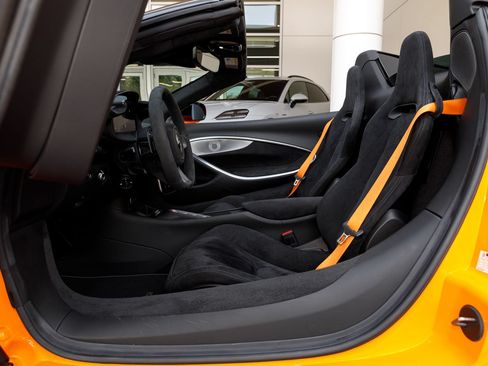 Used 2025 McLaren Artura Spider RWD image 46