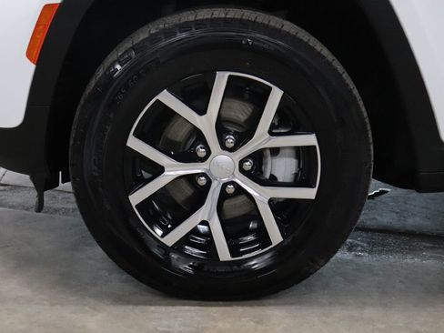 Used 2025 Jeep Grand Cherokee Limited image 29