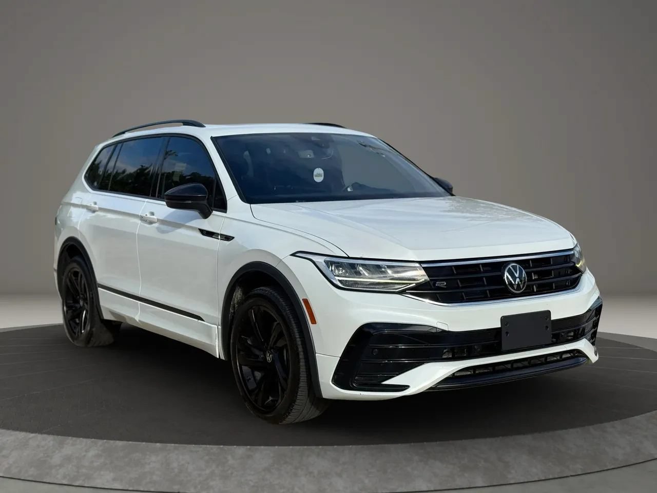 Used 2023 Volkswagen Tiguan SE R-Line FWD image 8