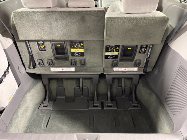 Used 2015 Toyota Sienna LE FWD image 38