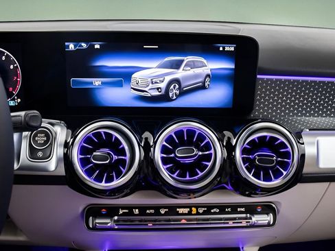 Used 2025 Mercedes-Benz GLB 250 image 21