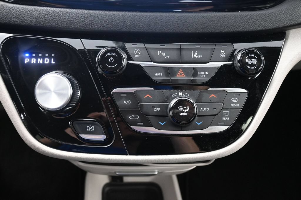 Used 2024 Chrysler Pacifica Touring-L FWD image 12