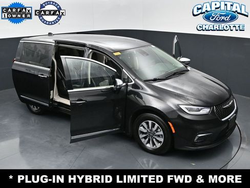 Used 2023 Chrysler Pacifica Limited FWD image 37