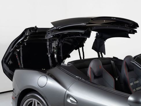 Used 2015 Ferrari California T RWD image 22