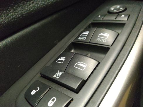 Used 2019 Jeep Cherokee Latitude Plus AWD/4WD image 27