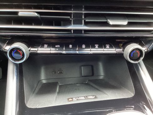 Used 2025 Chevrolet Traverse LT FWD image 24