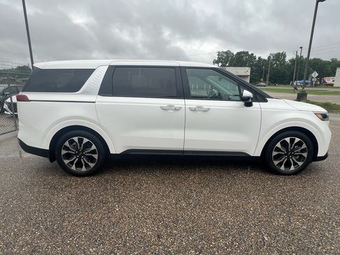 Used 2023 Kia Carnival EX FWD image 10