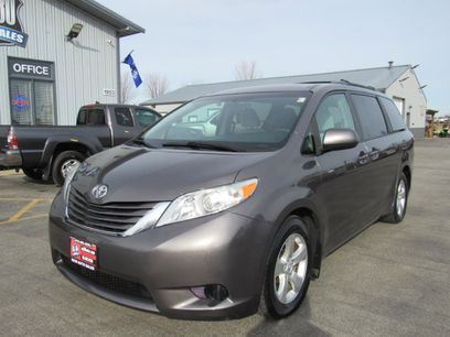 Used 2017 Toyota Sienna LE w/ Outdoor Package