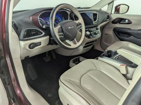 Used 2017 Chrysler Pacifica Limited FWD image 11