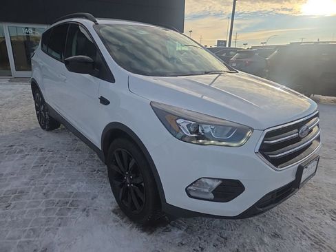 Used 2018 Ford Escape SE w/ Ford Safe & Smart Package image 3