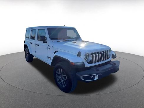 Used 2025 Jeep Wrangler Sahara image 3