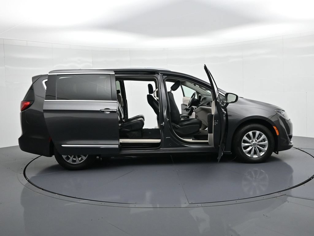 Used 2018 Chrysler Pacifica Touring-L FWD image 22