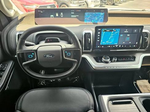 Used 2025 Ford Expedition Platinum w/ Driver's Package AWD/4WD image 34