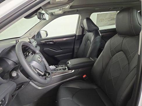 Used 2025 Toyota Highlander Platinum image 14