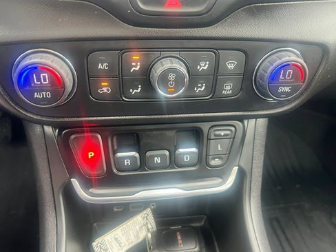 Used 2021 GMC Terrain SLT w/ Infotainment Package II AWD/4WD image 24