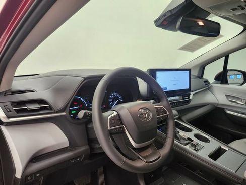 Used 2026 Toyota Sienna XLE FWD image 12