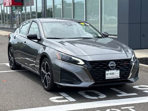 Used 2025 Nissan Altima 2.5 SR FWD image 2