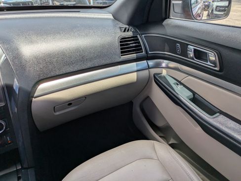 Used 2018 Ford Explorer XLT w/ Equipment Group 202A AWD/4WD image 16