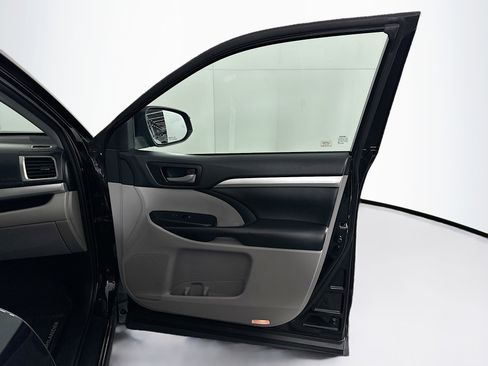 Used 2019 Toyota Highlander XLE image 36