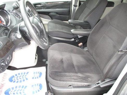 Used 2018 Dodge Grand Caravan SE w/ UConnect Hands-Free Group image 13