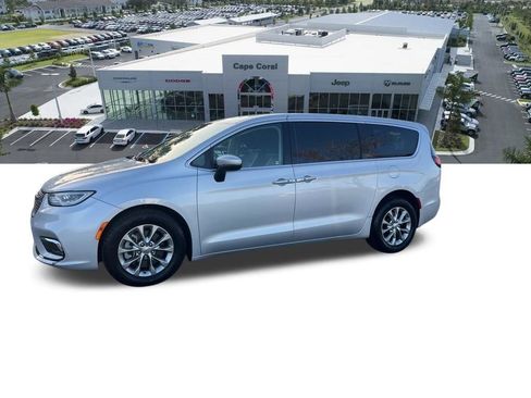 Used 2023 Chrysler Pacifica Touring-L image 39
