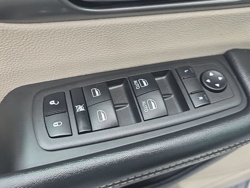 Used 2023 Chrysler Pacifica Touring-L FWD image 22