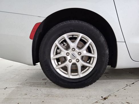 Used 2024 Chrysler Pacifica Touring-L image 13