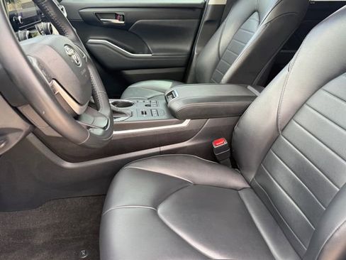 Used 2023 Toyota Highlander XLE image 9