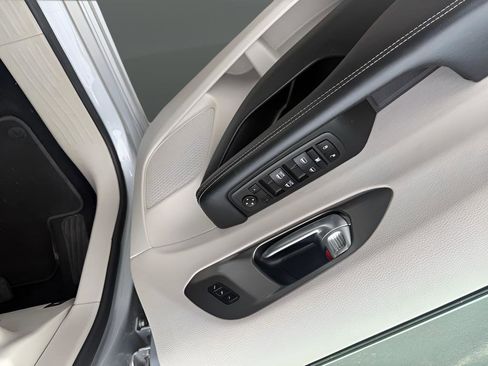 Used 2024 Chrysler Pacifica Touring-L FWD image 14
