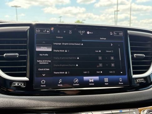 Used 2025 Chrysler Pacifica Select FWD image 18