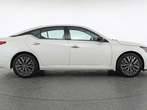 Used 2025 Nissan Altima 2.5 SV image 11