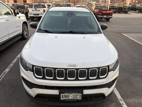 Used 2022 Jeep Compass Latitude image 2