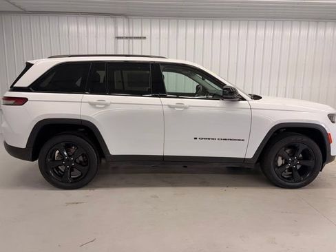 Used 2023 Jeep Grand Cherokee Limited w/ Black Appearance Package AWD/4WD image 6