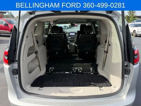 Used 2024 Chrysler Pacifica Touring-L image 7