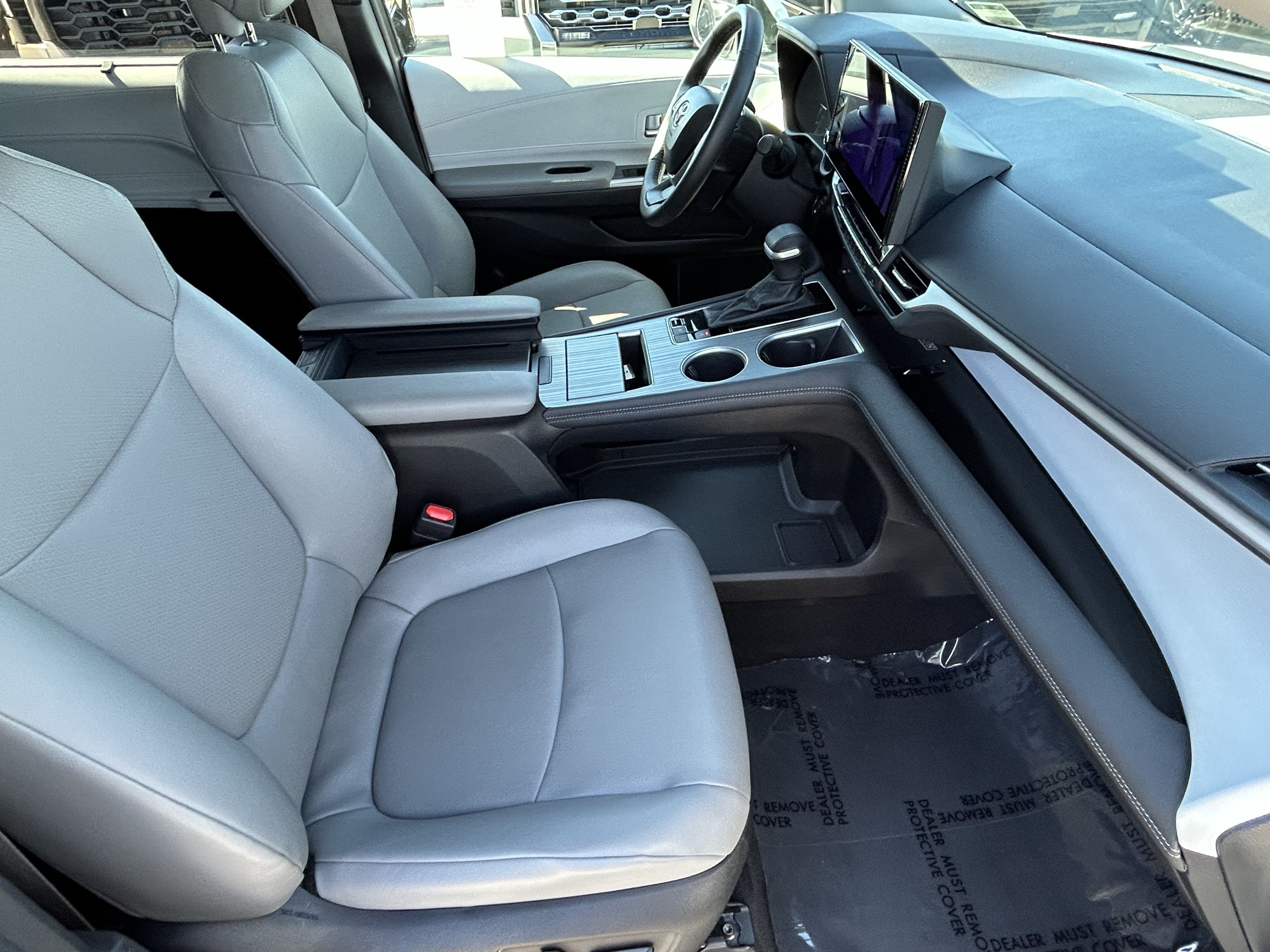 Used 2025 Toyota Sienna XLE FWD image 10