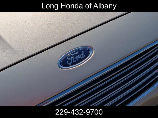 Used 2017 Ford Fusion SE w/ Fusion SE Technology Package FWD image 3